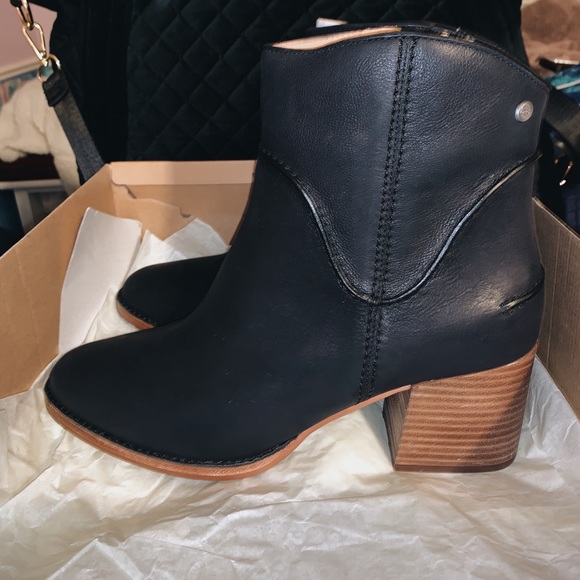 UGG Leather Annie Ankle Boot - Picture 5 of 8